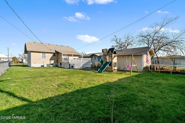 $259,500 | 419 West 3rd Street, Wapato, WA 98951