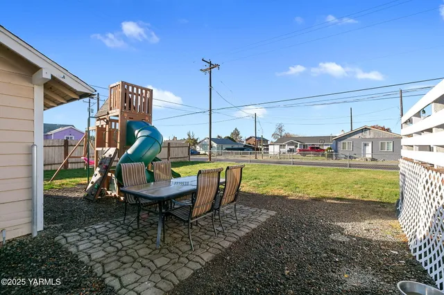 $259,500 | 419 West 3rd Street, Wapato, WA 98951