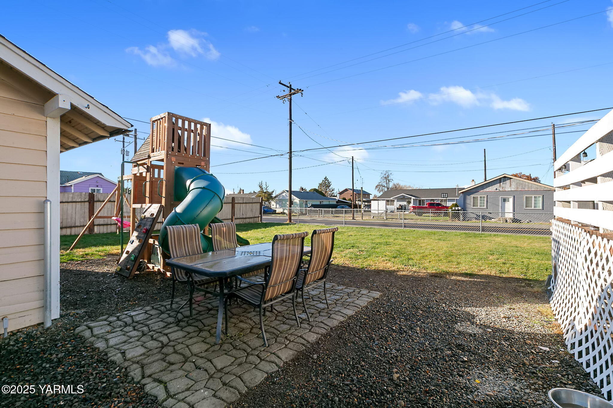 419 West 3rd Street Wapato, WA 98951 - Photo 6 of 19 a view of an chairs in the patio