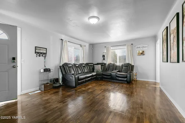 $259,500 | 419 West 3rd Street, Wapato, WA 98951