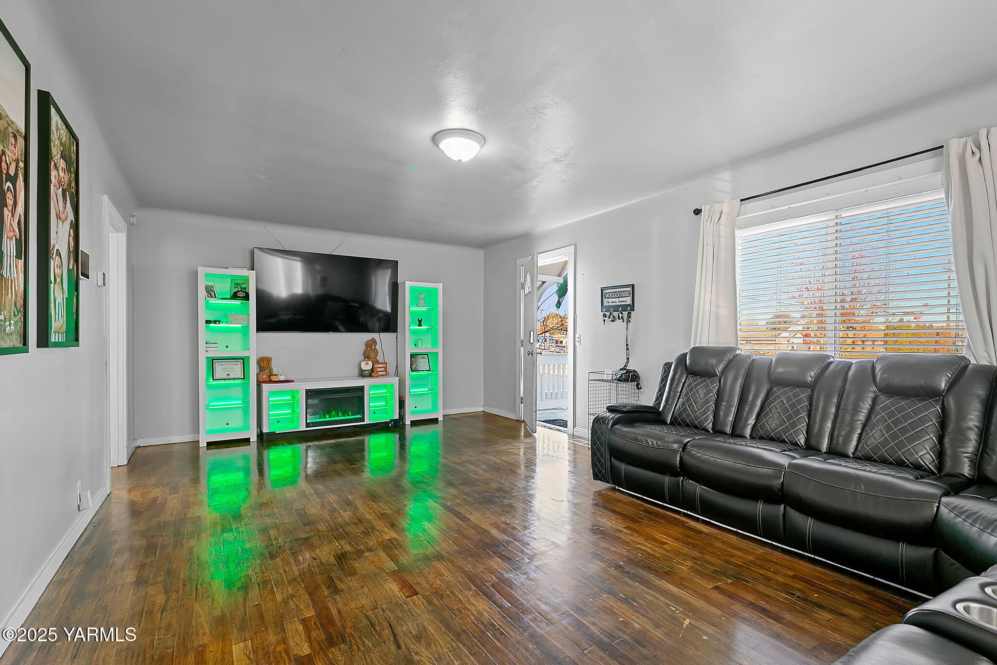 419 West 3rd Street Wapato, WA 98951 - Photo 9 of 19 a living room with furniture