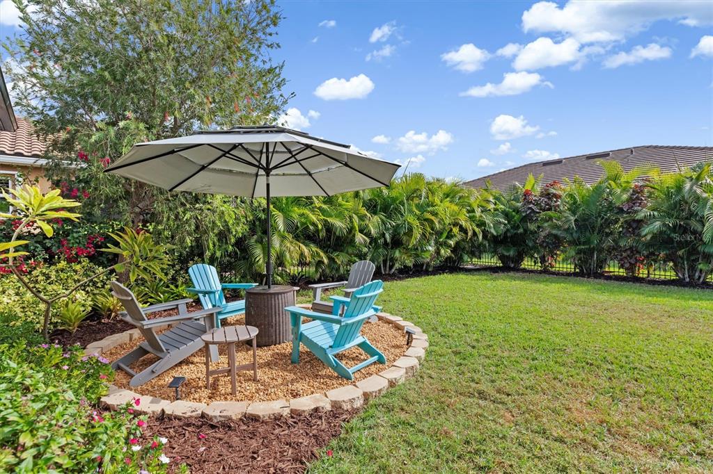 11819 Sistine Lane Venice, FL 34293 - Photo 5 of 90 a view of a backyard with sitting area and furniture