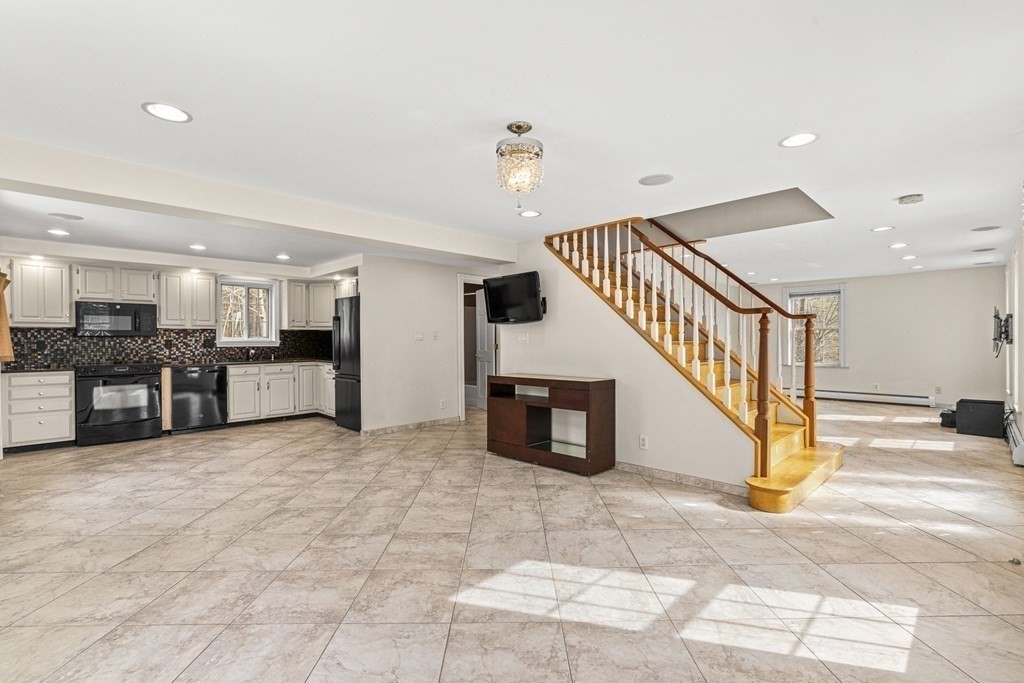 38 Boulder Road Saugus, MA 01906 - Photo 4 of 37 Gallery Image 4