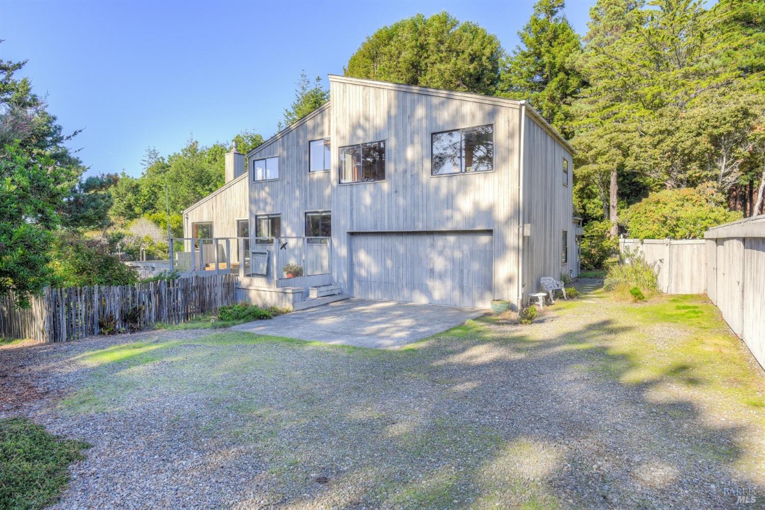 a view of a back yard of the house