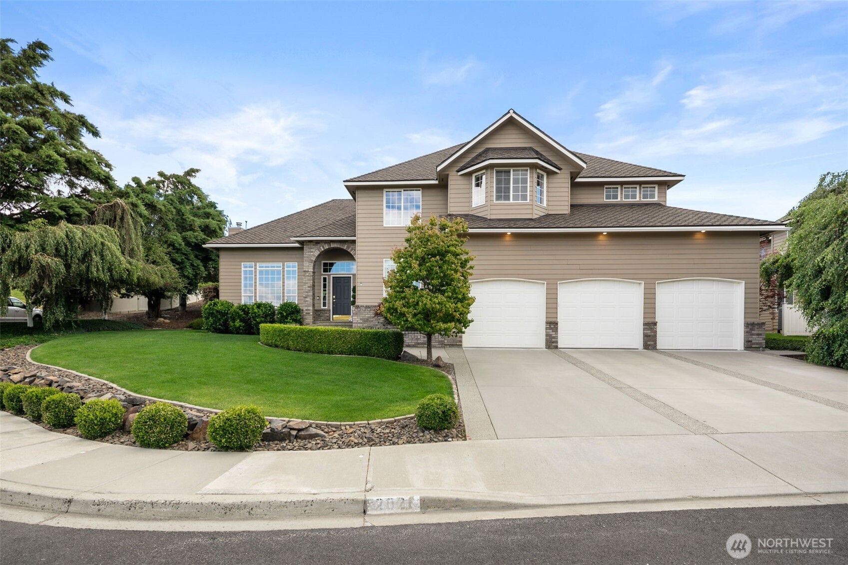 2021 Broadhurst Place Wenatchee, WA 98801 - Photo 1 of 40
