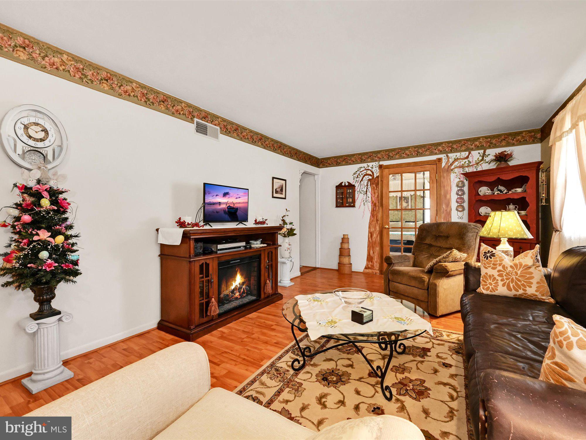 2635 Royal Road Lancaster, PA 17603 - Photo 14 of 26 Living Room
