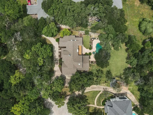 a view of a house with backyard and deck