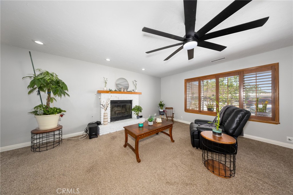 19388 Corwin Road Apple Valley, CA 92307 - Photo 9 of 36 Great room with fireplace