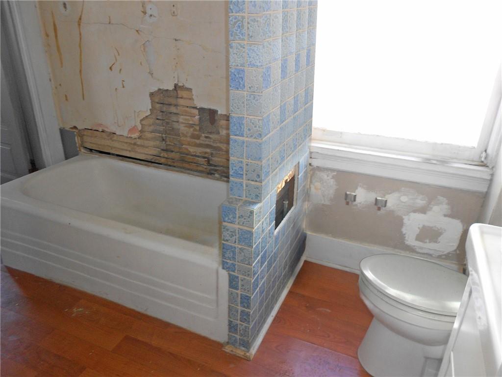 601 Locust Place Sewickley, PA 15143 - Photo 15 of 23 a bathroom with a toilet and a bathtub