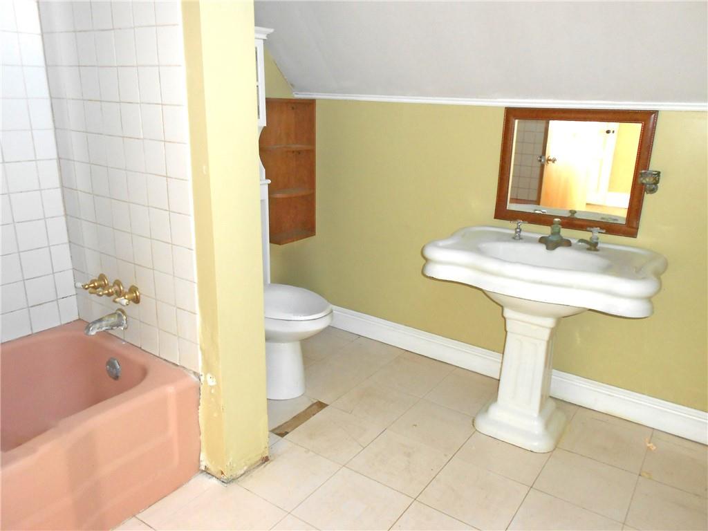 601 Locust Place Sewickley, PA 15143 - Photo 20 of 23 a bathroom with a sink a toilet and bathtub