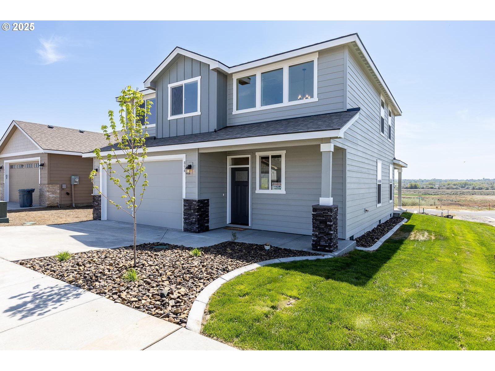 856 East Autumn Avenue Hermiston, OR 97838 - Photo 1 of 25 a front view of a house with garden