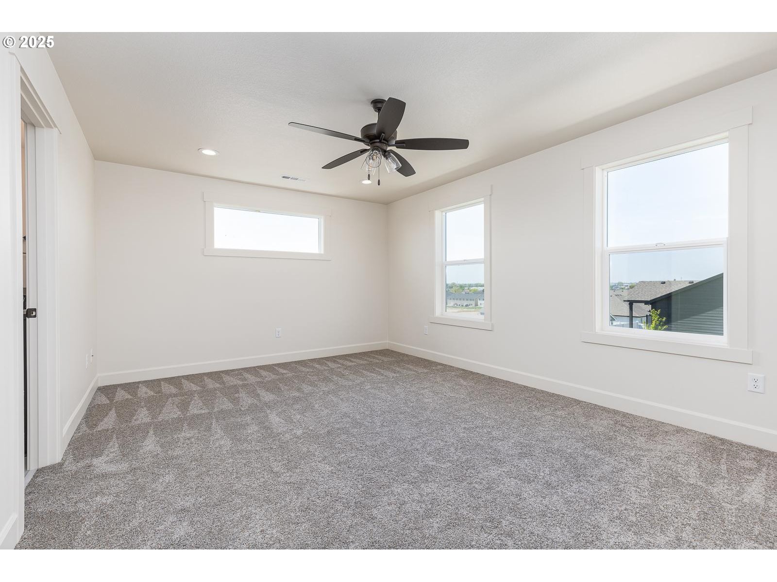 856 East Autumn Avenue Hermiston, OR 97838 - Photo 12 of 25 a view of a livingroom with a ceiling fan and window