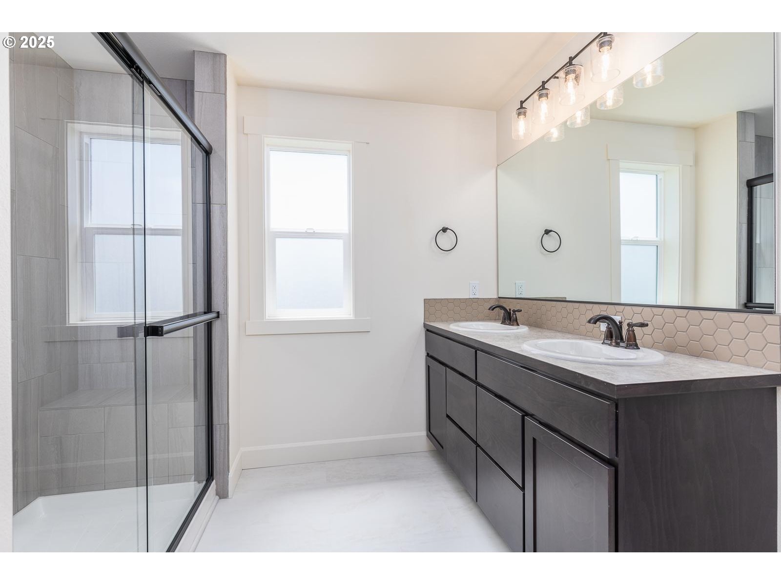 856 East Autumn Avenue Hermiston, OR 97838 - Photo 14 of 25 a bathroom with a sink a mirror and a shower