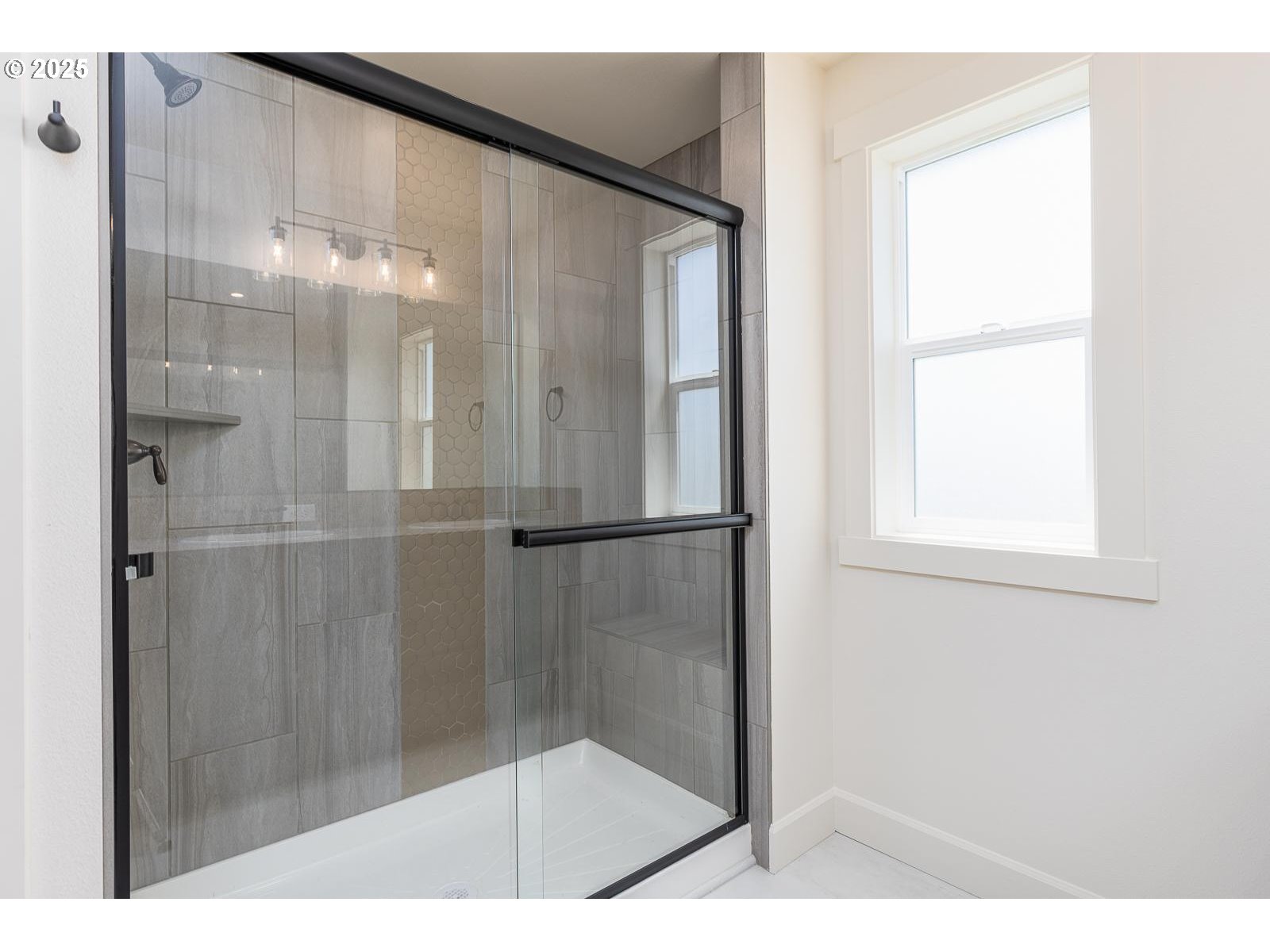 856 East Autumn Avenue Hermiston, OR 97838 - Photo 15 of 25 a bathroom with a glass shower door
