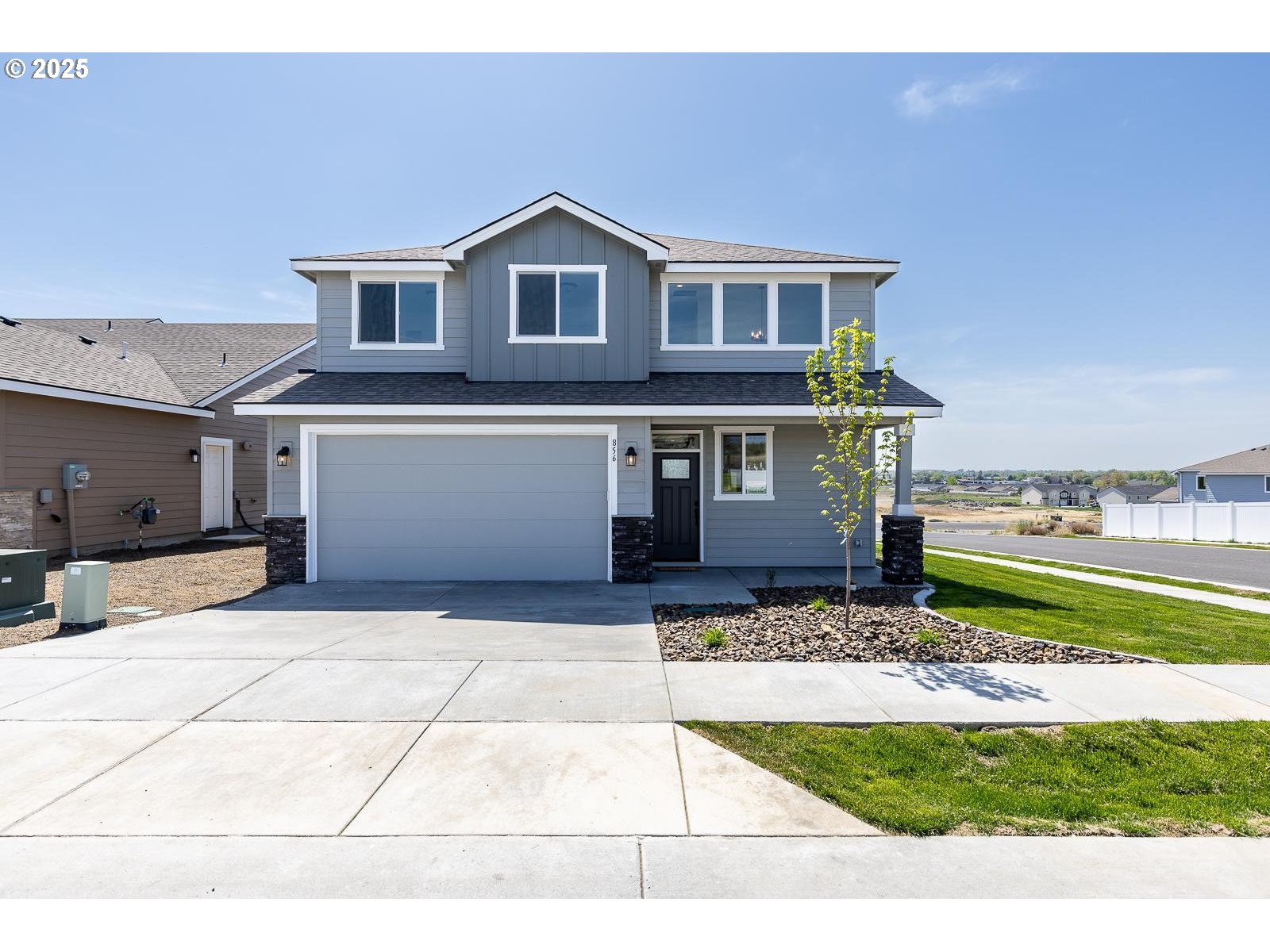 856 East Autumn Avenue Hermiston, OR 97838 - Photo 18 of 25 a view of a house with a outdoor space