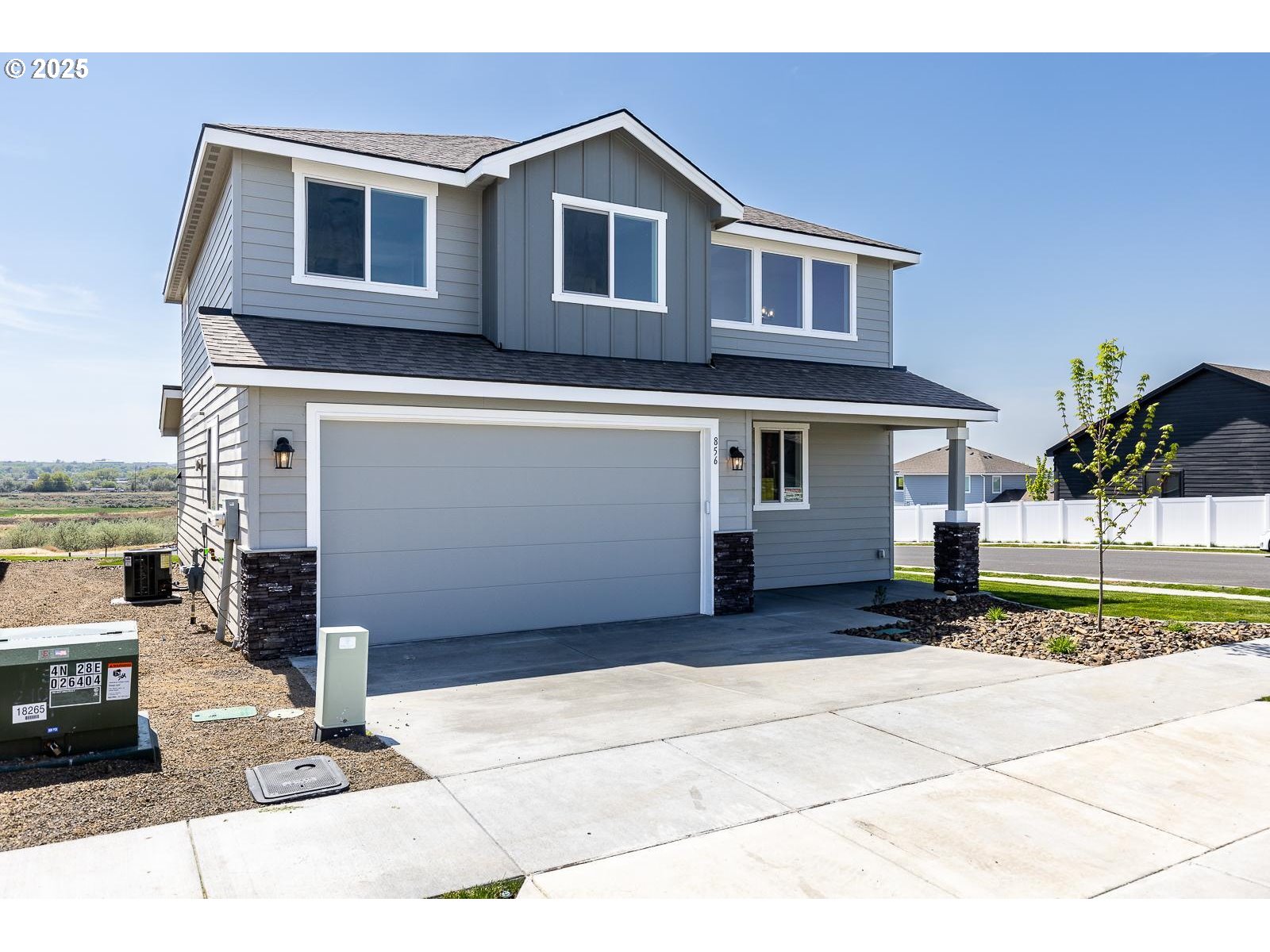 856 East Autumn Avenue Hermiston, OR 97838 - Photo 19 of 25 a view of a house with a patio