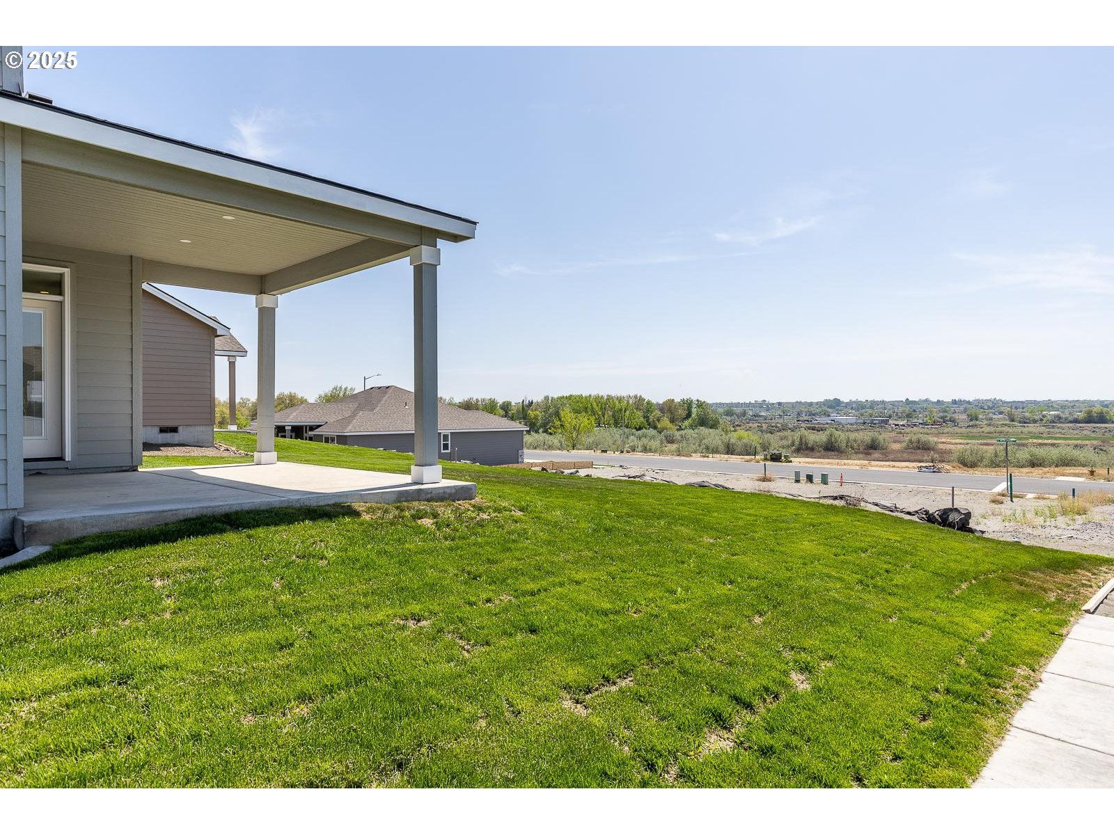 856 East Autumn Avenue Hermiston, OR 97838 - Photo 20 of 25 a view of a swimming pool with an ocean view