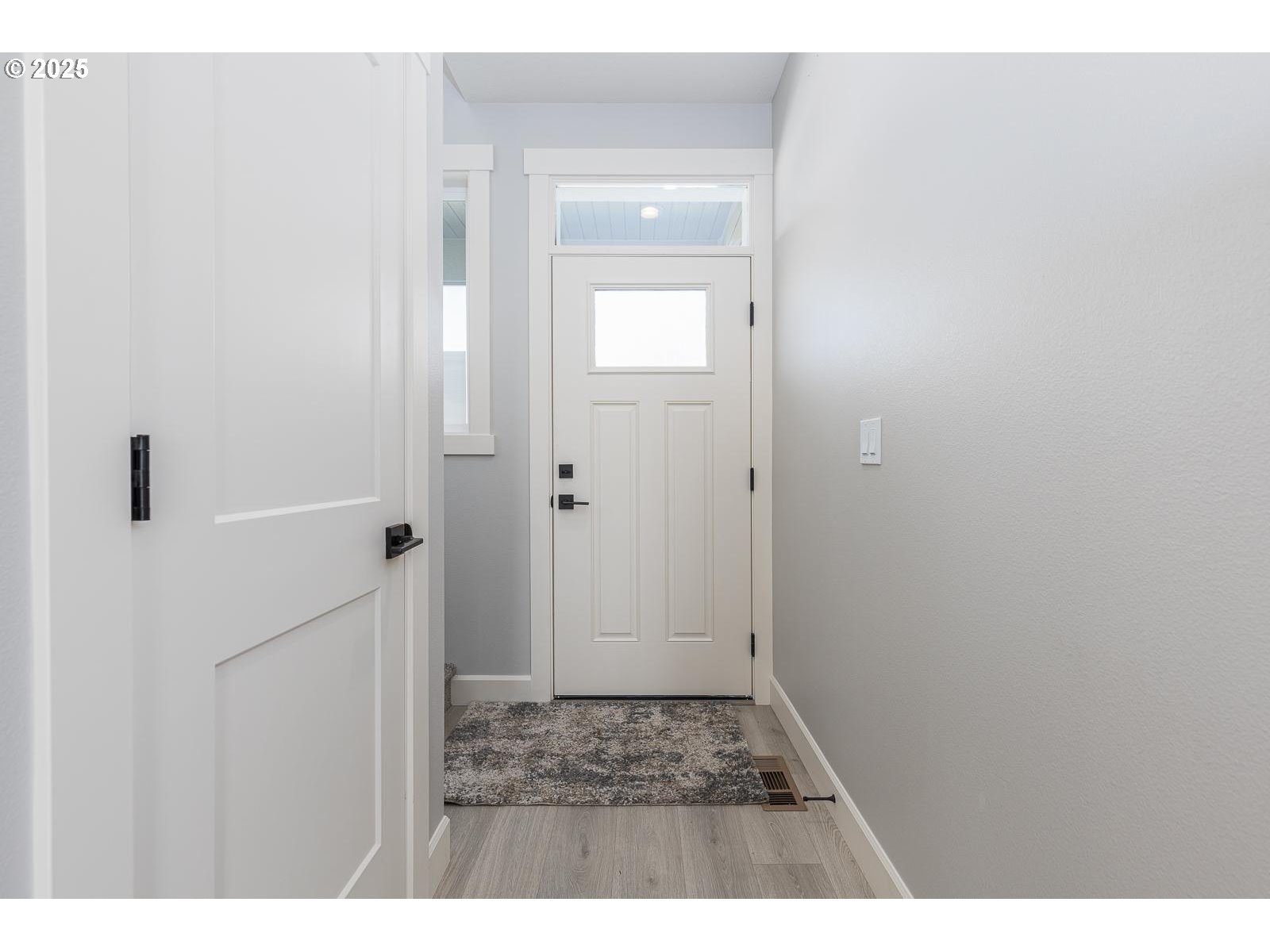856 East Autumn Avenue Hermiston, OR 97838 - Photo 2 of 25 a view of an empty room