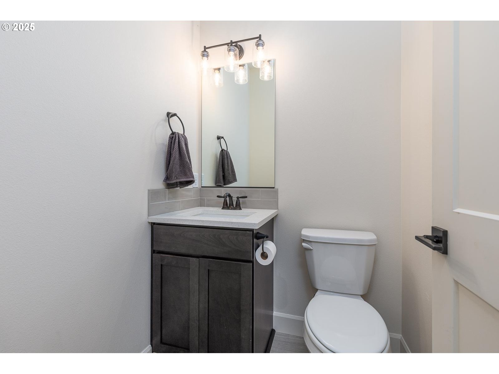 856 East Autumn Avenue Hermiston, OR 97838 - Photo 25 of 25 a bathroom with a toilet sink and mirror