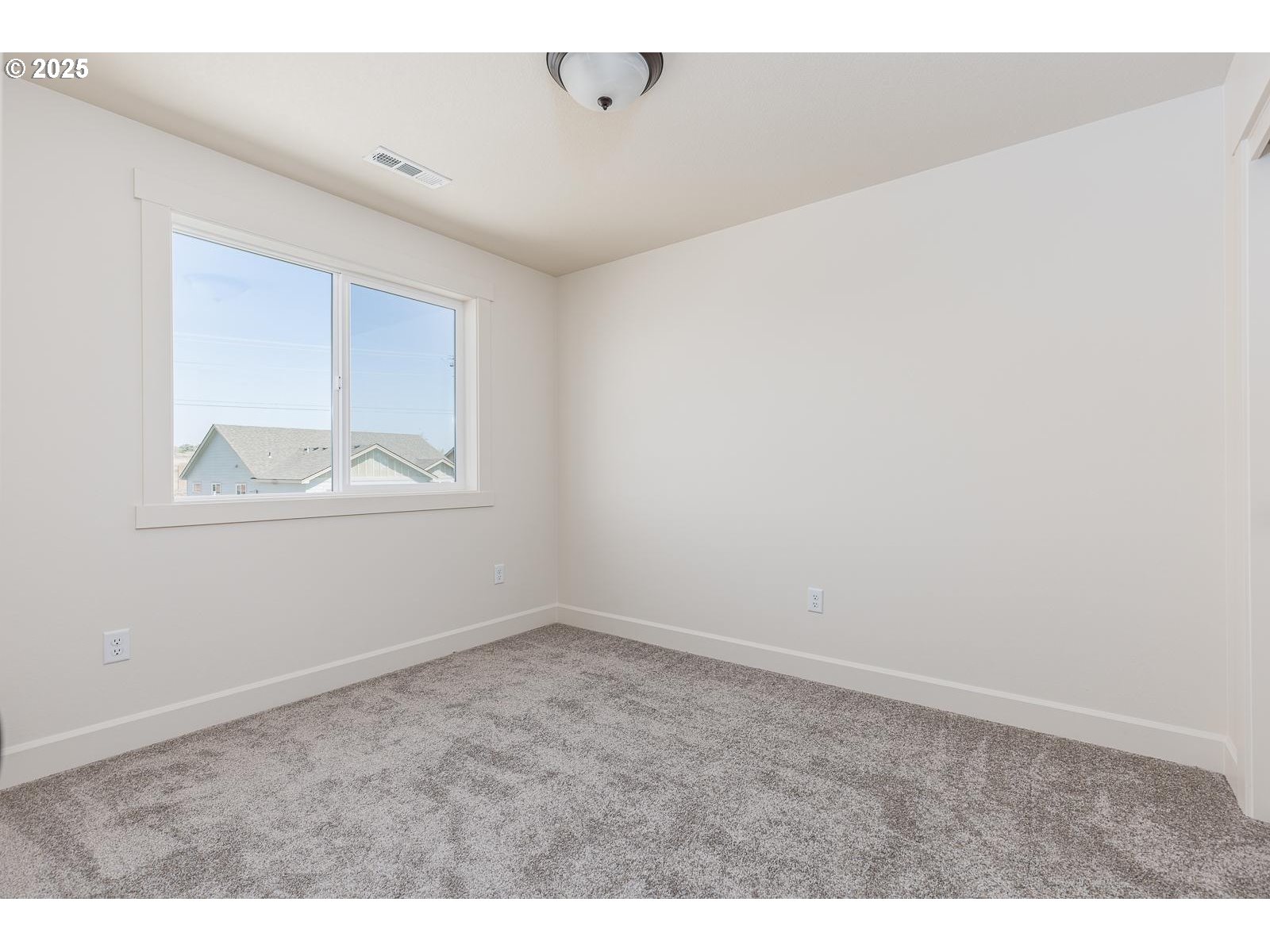 856 East Autumn Avenue Hermiston, OR 97838 - Photo 8 of 25 a view of an empty room