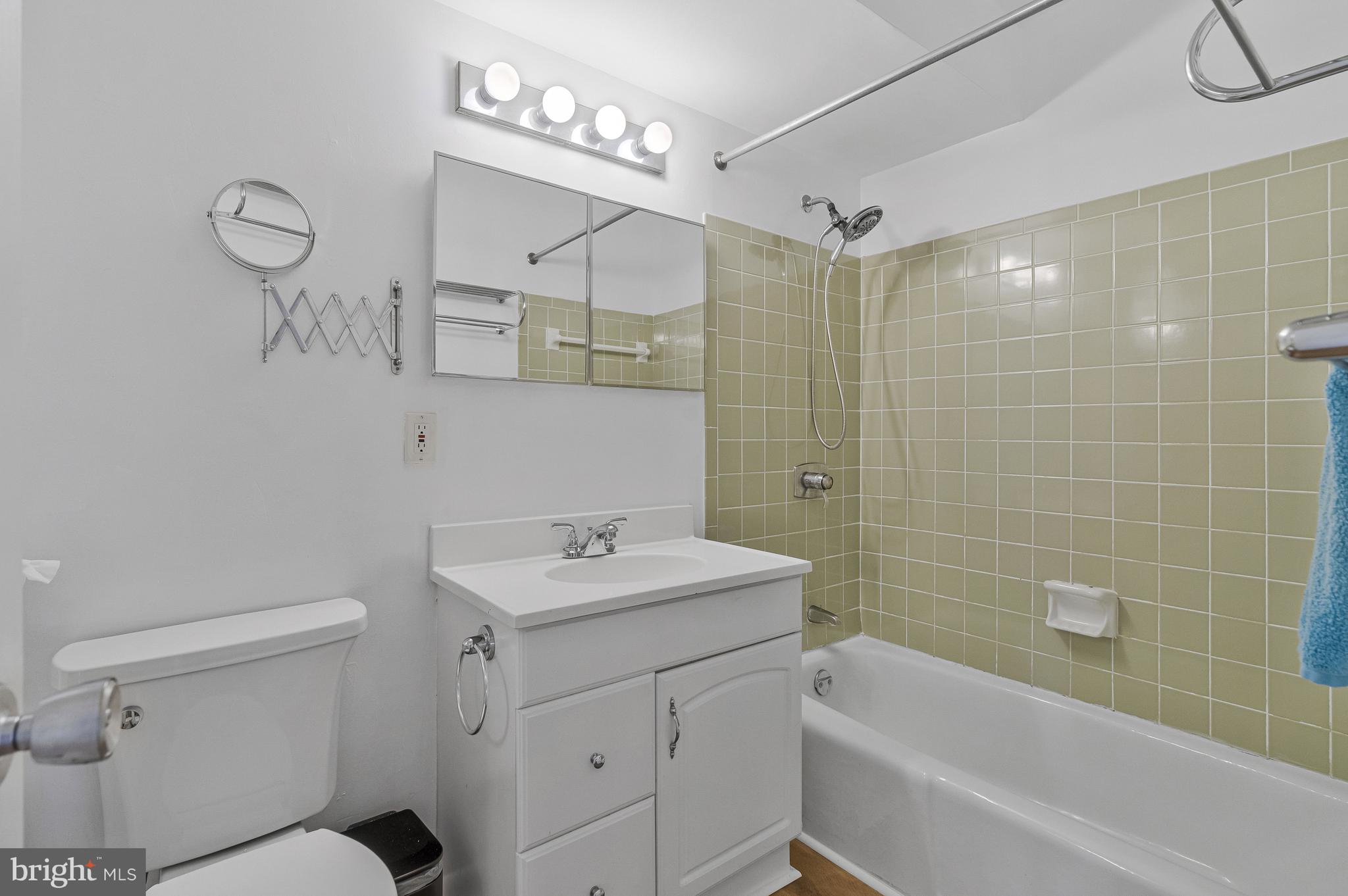 1353 Northgate Square Reston, VA 20190 - Photo 19 of 26 Full bath with tub and updated vanity