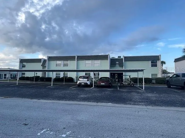 a view of a parking area