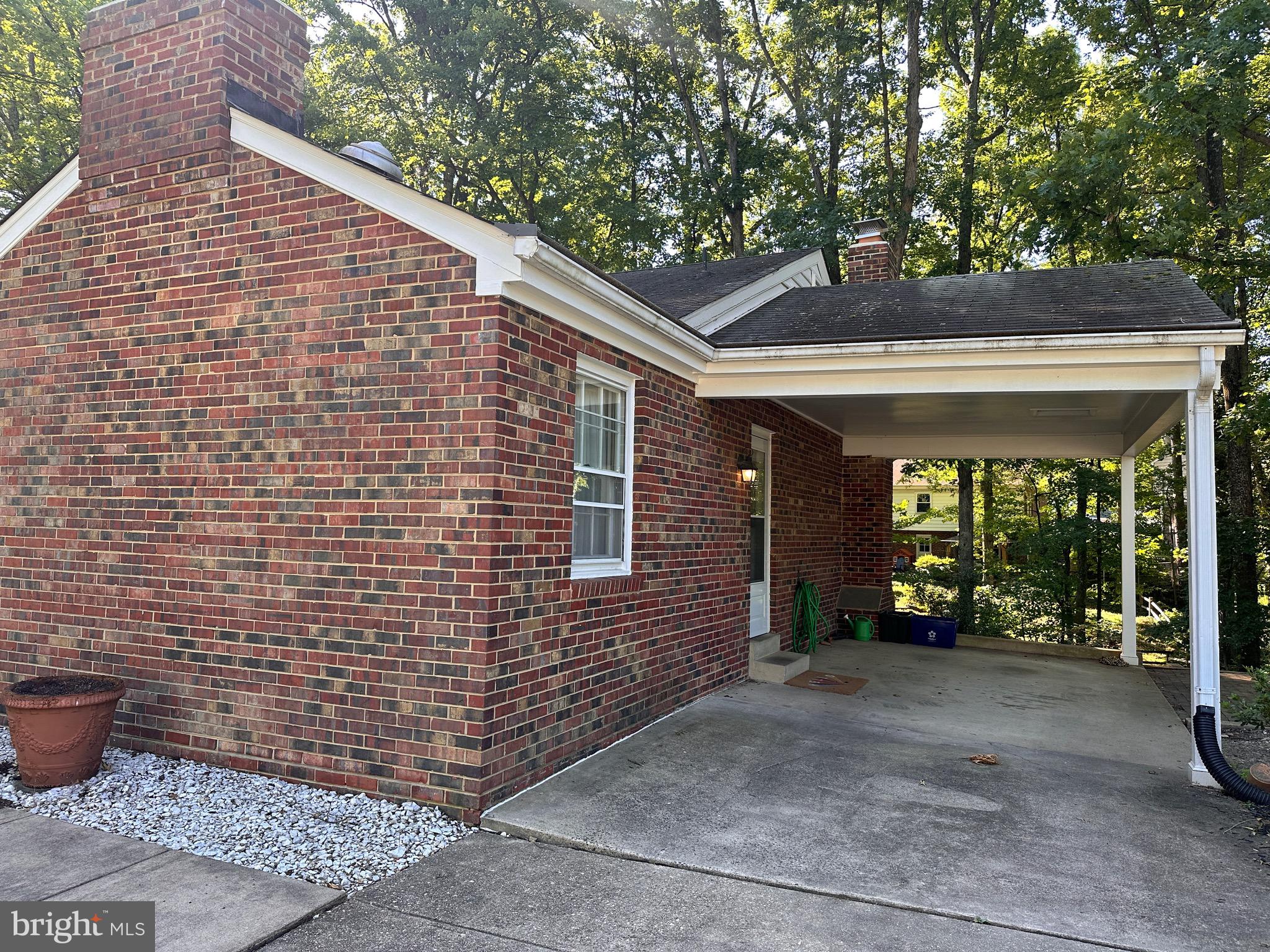 6143 Roxbury Avenue Springfield, VA 22152 - Photo 2 of 25