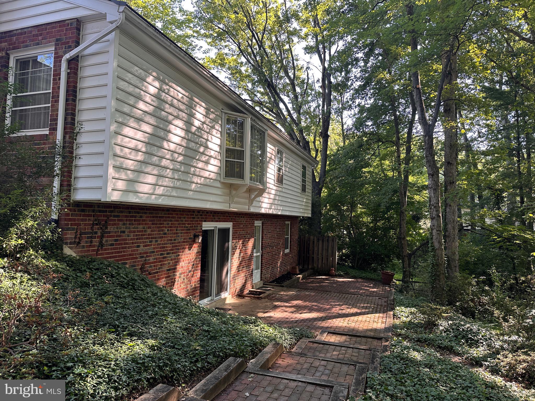 6143 Roxbury Avenue Springfield, VA 22152 - Photo 3 of 25