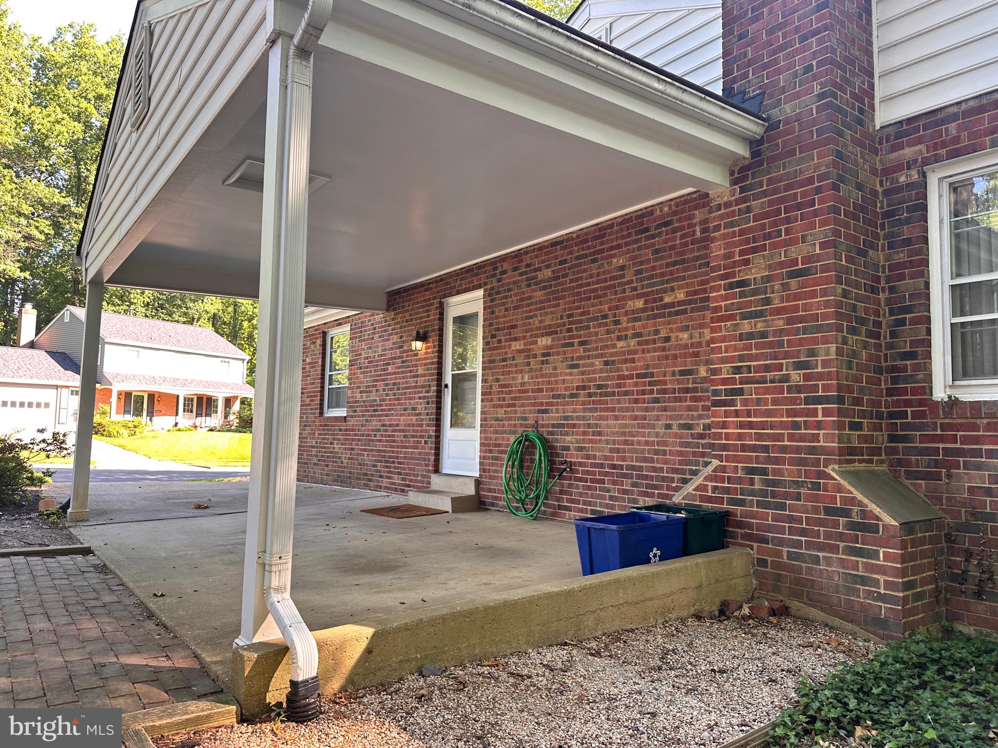 6143 Roxbury Avenue Springfield, VA 22152 - Photo 4 of 25