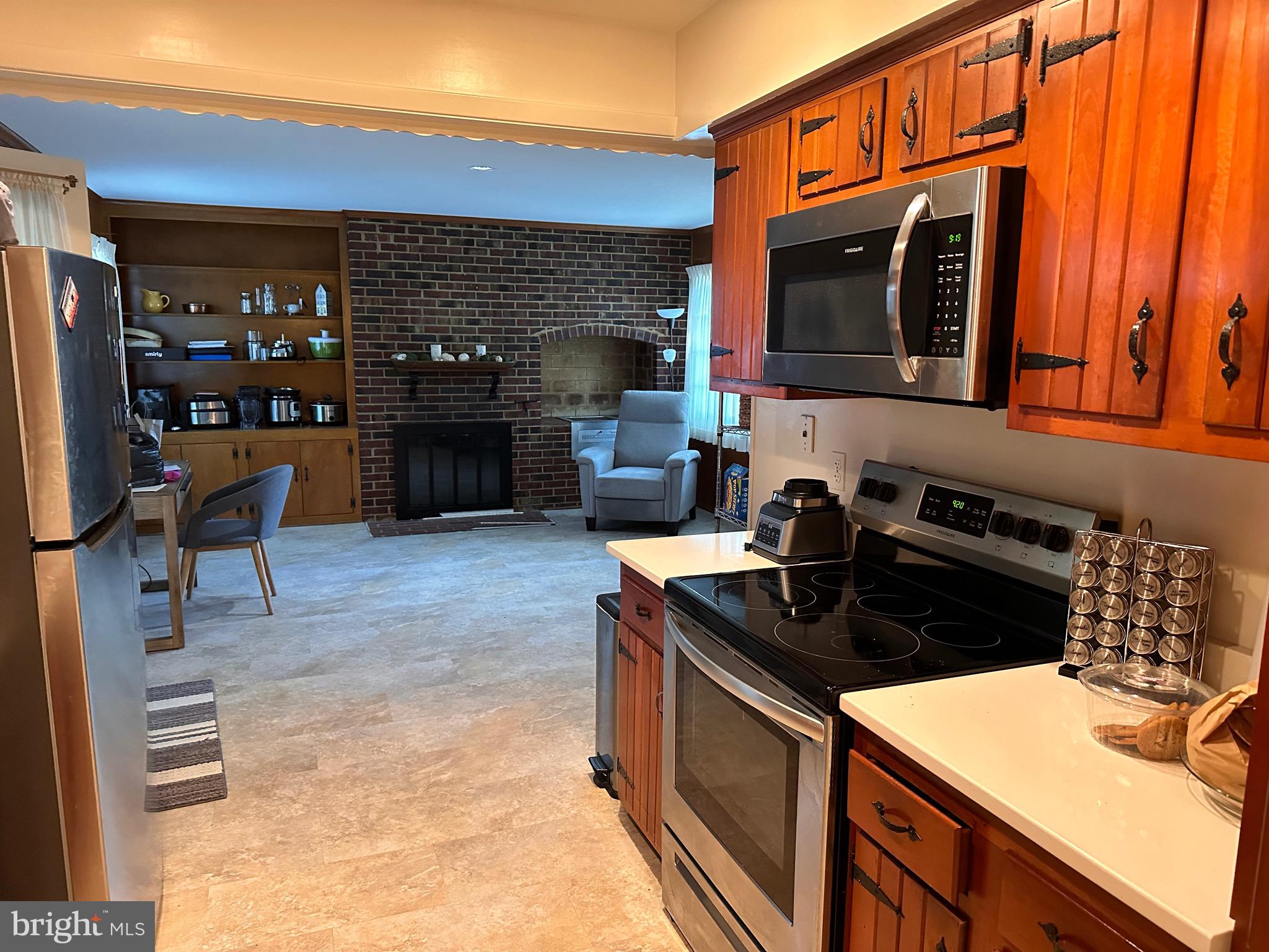 6143 Roxbury Avenue Springfield, VA 22152 - Photo 6 of 25