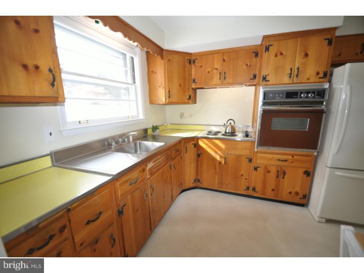 632 Bob White Road Wayne, PA 19087 - Photo 6 of 22 Kitchen