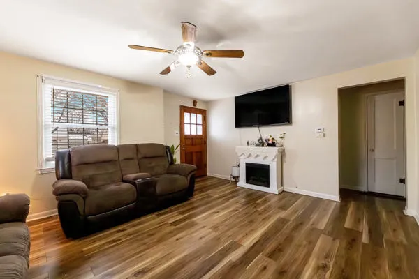 $295,000 | 1617 Glenwood Avenue, Joliet, IL 60435