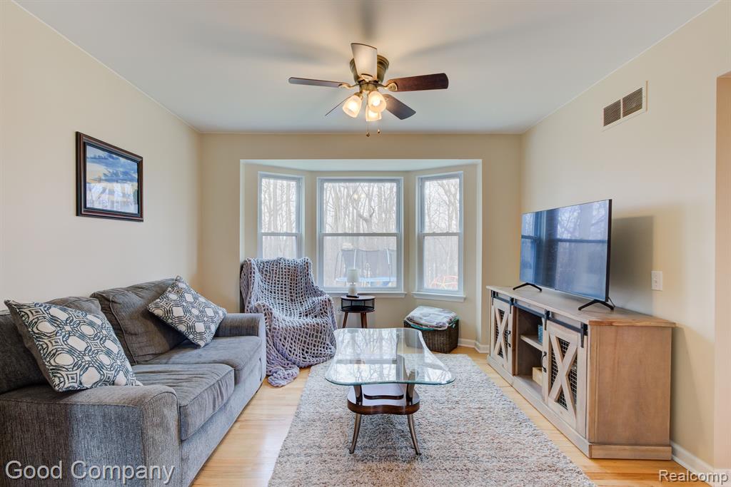 343 Whitney Drive Rochester Hills, MI 48307 - Photo 9 of 43
