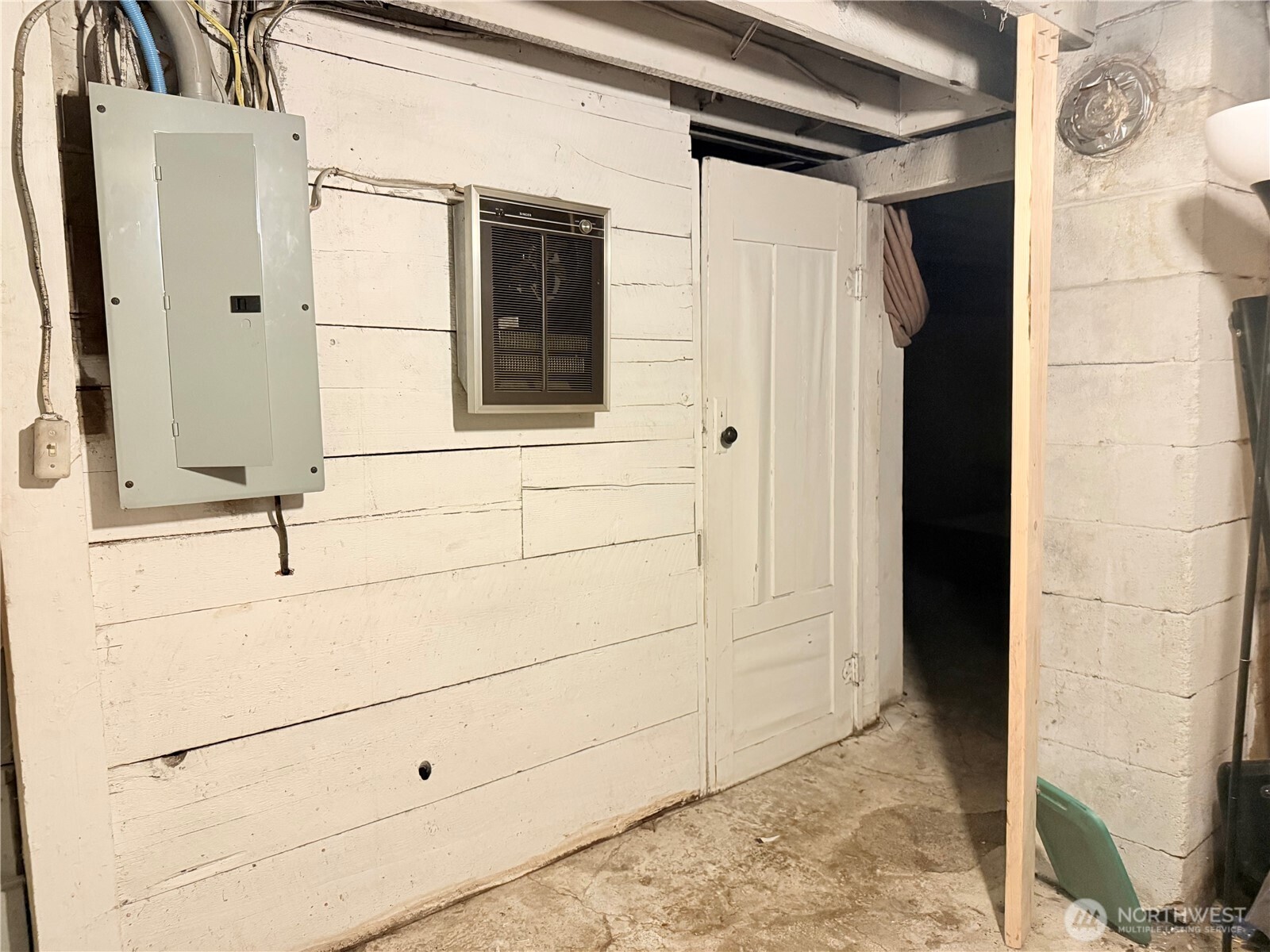 150 Southwest South 1st Creston, WA 99117 - Photo 17 of 22 a view of front door