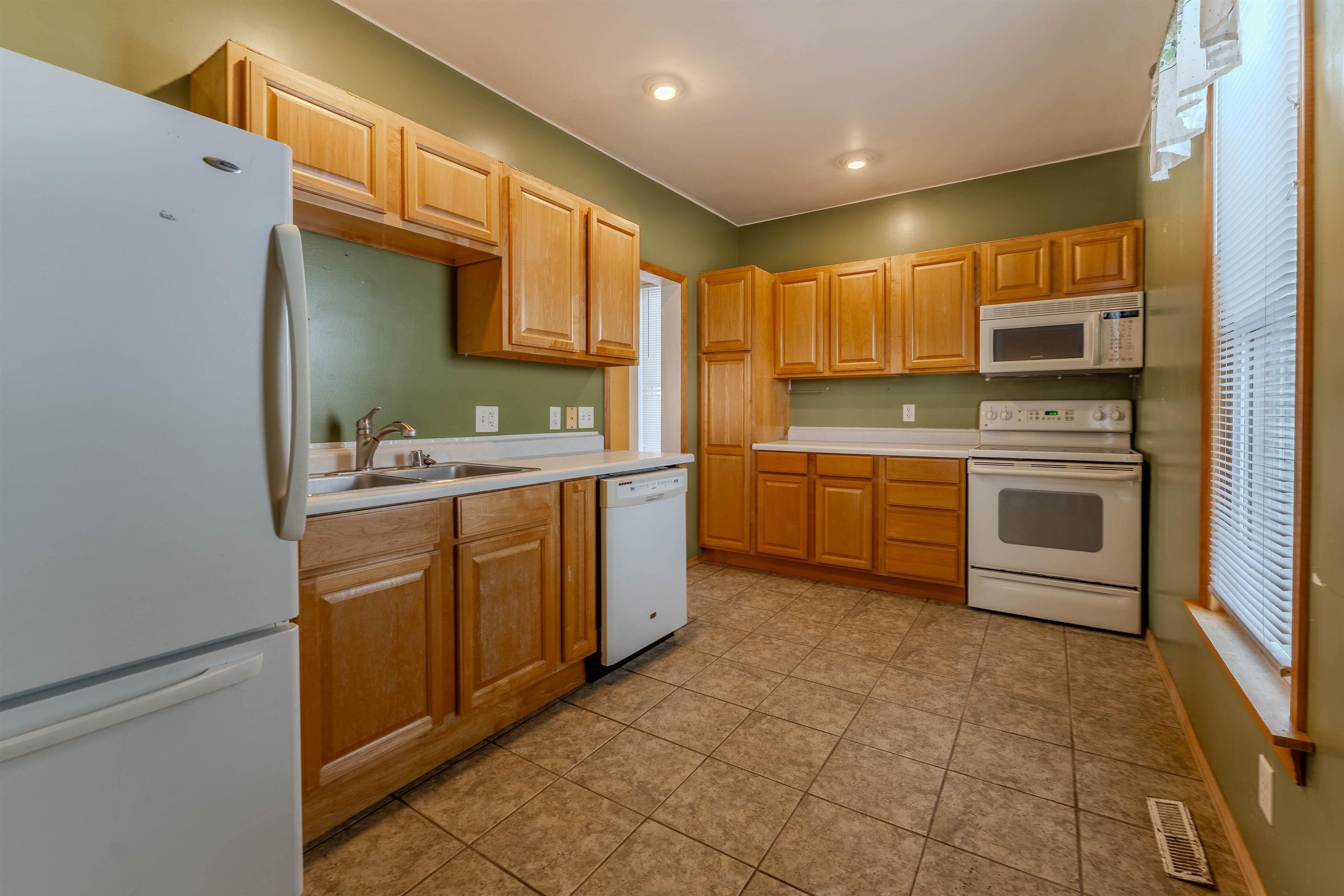 602 Ceape Avenue Oshkosh, WI 54901 - Photo 7 of 23