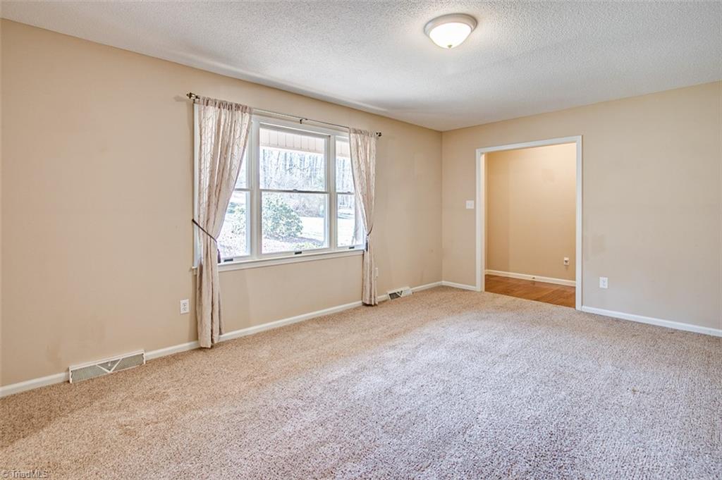 682 Inwood Road Asheboro, NC 27205 - Photo 2 of 40 Living room