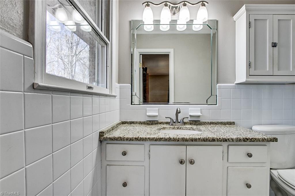682 Inwood Road Asheboro, NC 27205 - Photo 18 of 40 Owner's bath, granite counter