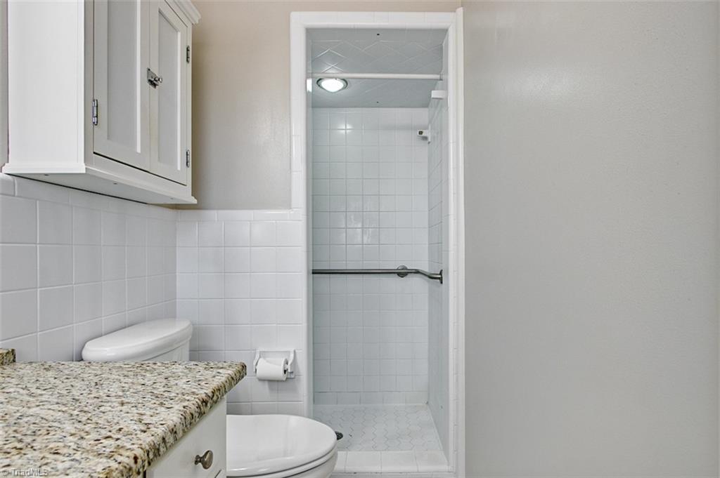 682 Inwood Road Asheboro, NC 27205 - Photo 19 of 40 Owner's bath, ceramic shower