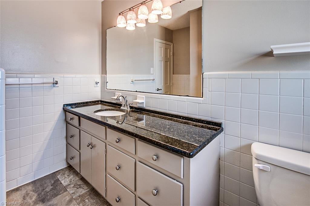 682 Inwood Road Asheboro, NC 27205 - Photo 21 of 40 Hall bath, granite counter