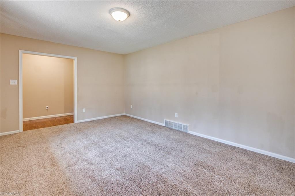 682 Inwood Road Asheboro, NC 27205 - Photo 4 of 40 Living room