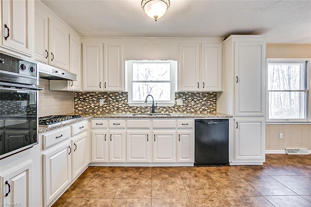 682 Inwood Road Asheboro, NC 27205 - Photo 7 of 40 Kitchen, ceramic floors