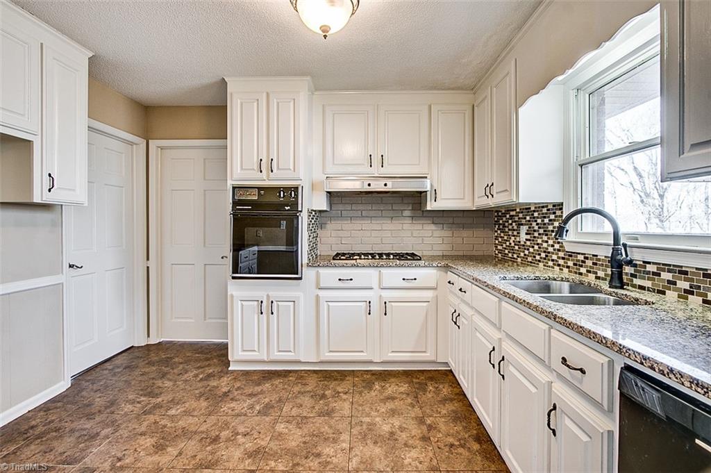 682 Inwood Road Asheboro, NC 27205 - Photo 8 of 40 Kitchen, Bosh wall oven & gas cook-top