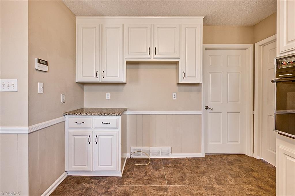 682 Inwood Road Asheboro, NC 27205 - Photo 9 of 40 Kitchen, granite counters