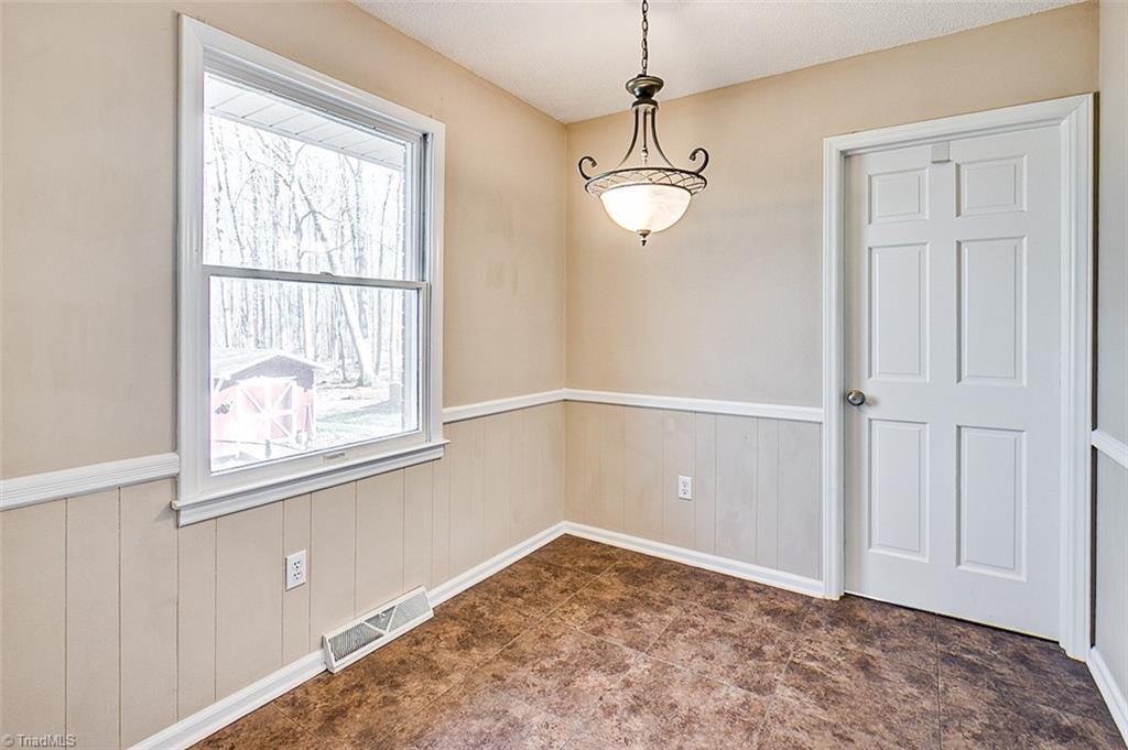 682 Inwood Road Asheboro, NC 27205 - Photo 10 of 40 Breakfast area, ceramic floor