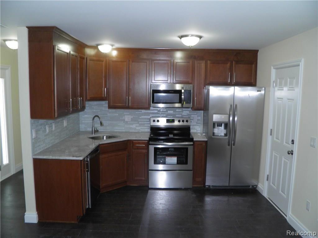 16639 Rougeway Street Livonia, MI 48154 - Photo 1 of 23 P3090064.JPG