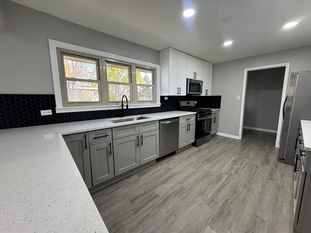 $3,000 | 5651 West 97th Street, Oak Lawn, IL 60453