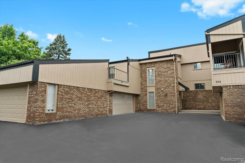996 Golfview Court Rochester Hills, MI 48307 - Photo 2 of 46