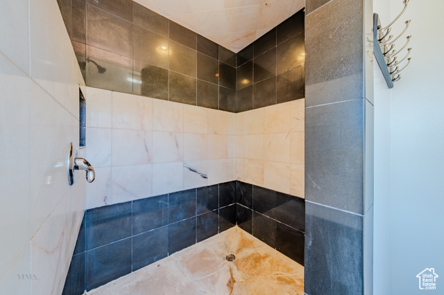 6178 East Zion Road Kanab, UT 84741 - Photo 28 of 48 Bathroom featuring tiled shower