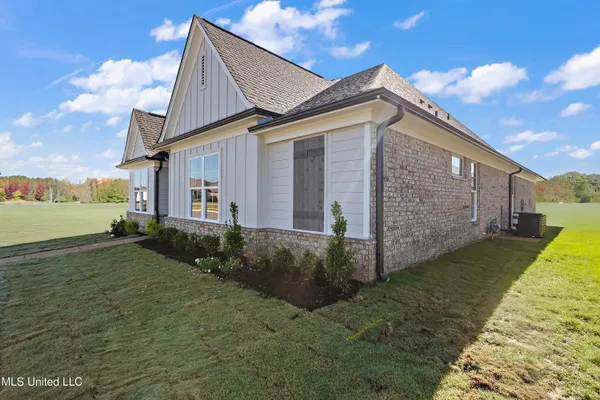 $323,900 | 432 Bolivar Drive, Nesbit, MS 38651