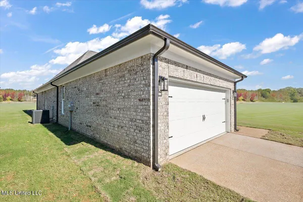 $323,900 | 432 Bolivar Drive, Nesbit, MS 38651